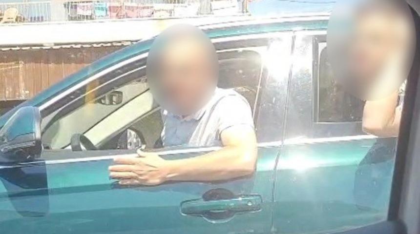 İzmir&rsquo;de trafikteki tartışma taşlı saldırıya d&ouml;n&uuml;şt&uuml;