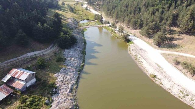 Bolu&rsquo;da orman yangınlarına m&uuml;dahalede kritik rol oynayan Sarpıncık G&ouml;leti&rsquo;nde temizlik yapıldı 1