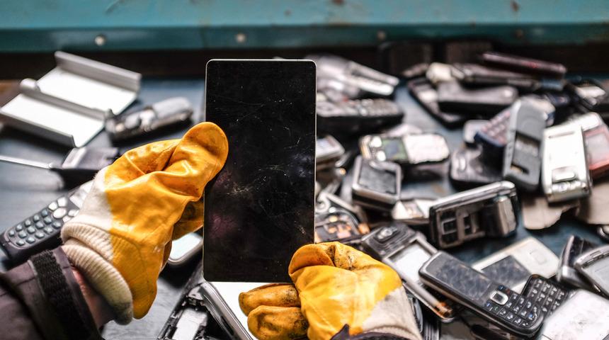 &Ccedil;&ouml;pe atanlar bin pişman! Eski telefonlardan y&uuml;zlerce kilo altın &ccedil;ıkıyor