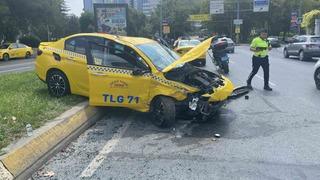 Bakırköy’de ticari taksi ve otomobil çarpıştı: 1 yaralı
