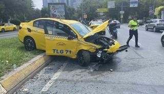 Bakırk&ouml;y&rsquo;de ticari taksi ve otomobil &ccedil;arpıştı: 1 yaralı