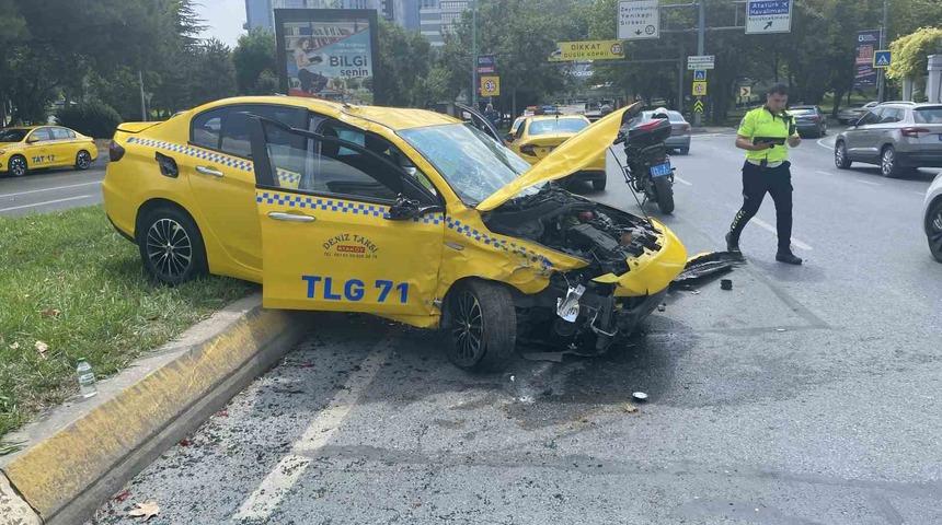 Bakırk&ouml;y&rsquo;de ticari taksi ve otomobil &ccedil;arpıştı: 1 yaralı