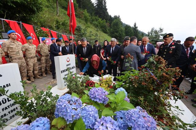 Şehit Eren Bülbül şehadetinin 9. yılında mezarı başında anıldı 2