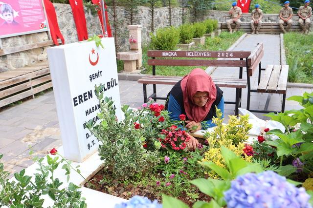 Şehit Eren Bülbül şehadetinin 9. yılında mezarı başında anıldı 5