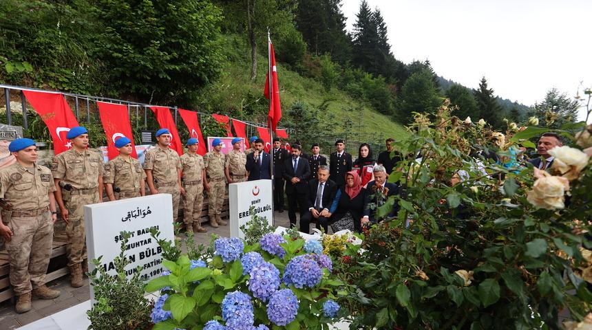 Şehit Eren B&uuml;lb&uuml;l şehadetinin 9. yılında mezarı başında anıldı