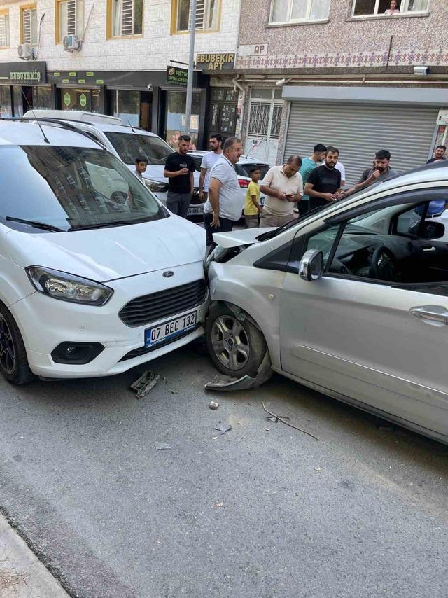Siirt’te iki hafif ticari araç kafa kafaya çarpıştı: 1 yaralı 2