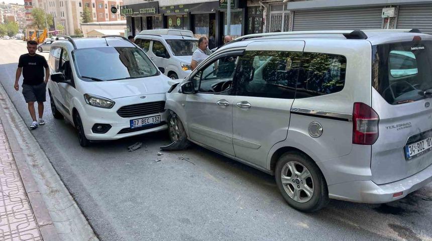 Siirt&rsquo;te iki hafif ticari ara&ccedil; kafa kafaya &ccedil;arpıştı: 1 yaralı