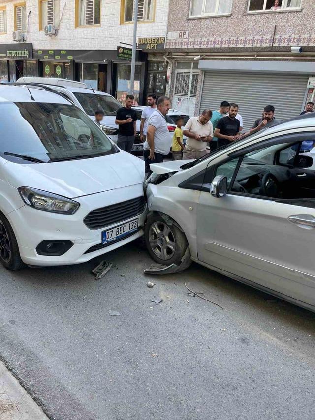 Siirt’te iki hafif ticari araç kafa kafaya çarpıştı: 1 yaralı 6