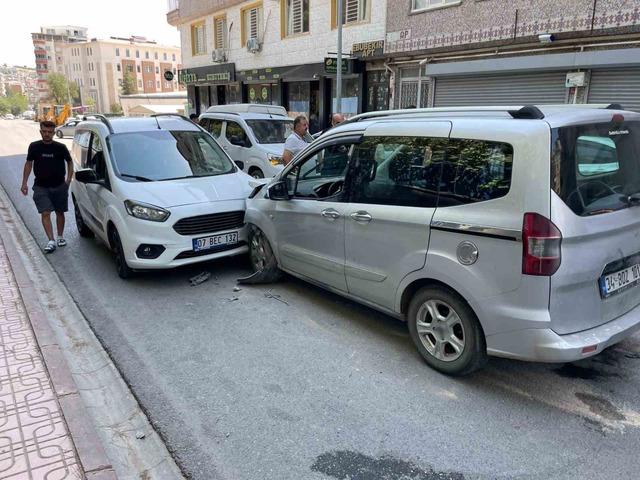 Siirt’te iki hafif ticari araç kafa kafaya çarpıştı: 1 yaralı 5