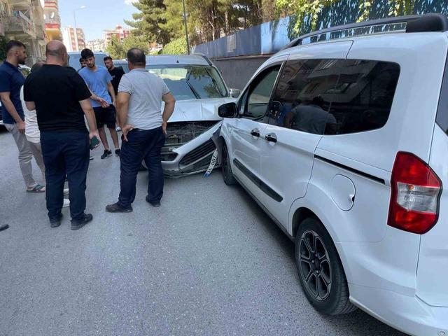 Siirt’te iki hafif ticari araç kafa kafaya çarpıştı: 1 yaralı 4