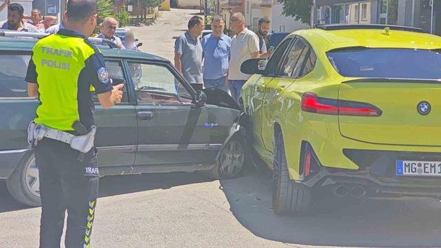 Isparta’da iki otomobil çarpıştı: 2 yaralı 5