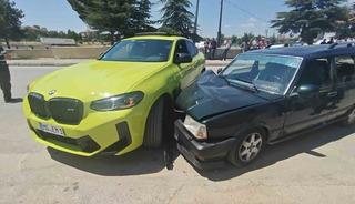 Isparta&rsquo;da iki otomobil &ccedil;arpıştı: 2 yaralı