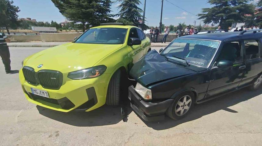 Isparta&rsquo;da iki otomobil &ccedil;arpıştı: 2 yaralı