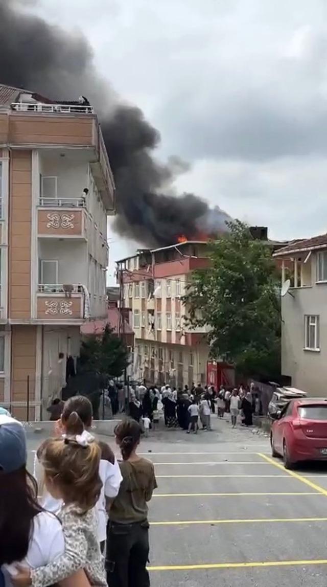 Arnavutköy’de 5 katlı binanın çatısı alev alev yandı 1
