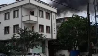 Arnavutk&ouml;y&rsquo;de 5 katlı binanın &ccedil;atısı alev alev yandı