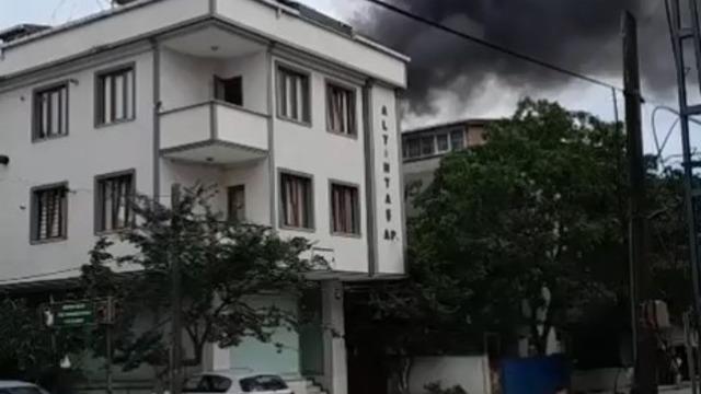 Arnavutköy’de 5 katlı binanın çatısı alev alev yandı