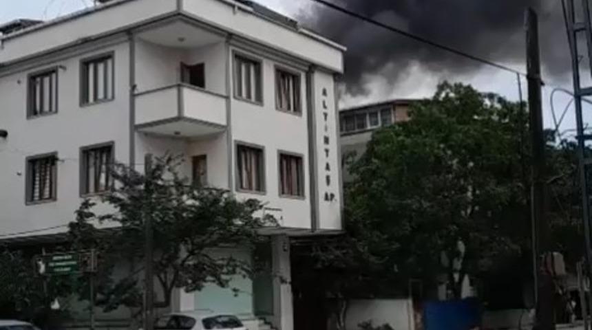 Arnavutk&ouml;y&rsquo;de 5 katlı binanın &ccedil;atısı alev alev yandı