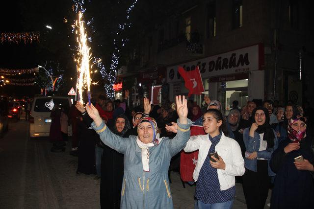 Bayburt'ta AK Partililer kutlama yaptı