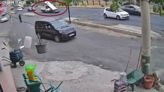 Ani frenle demirlerin kamyonetten yola savrulması kameraya yansıdı