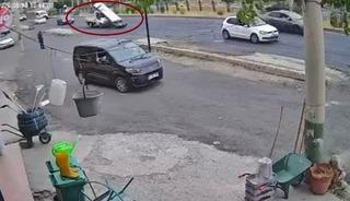 Ani frenle demirlerin kamyonetten yola savrulması kameraya yansıdı