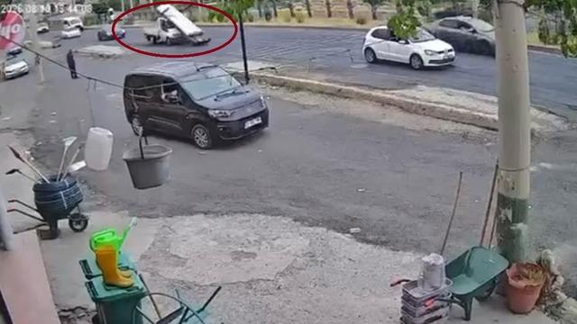Ani frenle demirlerin kamyonetten yola savrulması kameraya yansıdı