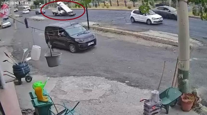 Ani frenle demirlerin kamyonetten yola savrulması kameraya yansıdı