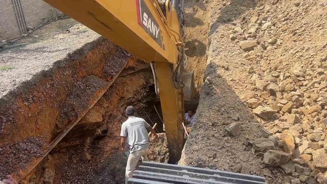 Tuzla’da bir işçi toprak altında kaldı 1