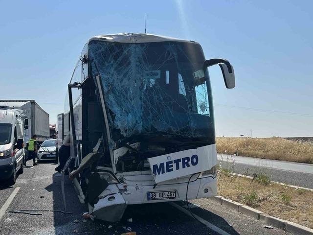 Uşak’ta yolcu otobüsünün kamyona arkadan çarptığı kazada ağır yaralanan muavin hayatını kaybetti 2