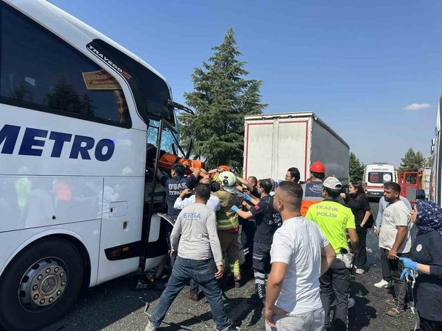 Uşak’ta yolcu otobüsünün kamyona arkadan çarptığı kazada ağır yaralanan muavin hayatını kaybetti 1