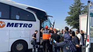 Uşak’ta yolcu otobüsünün kamyona arkadan çarptığı kazada ağır yaralanan muavin hayatını kaybetti