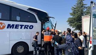 Uşak&rsquo;ta yolcu otob&uuml;s&uuml;n&uuml;n kamyona arkadan &ccedil;arptığı kazada ağır yaralanan muavin hayatını kaybetti