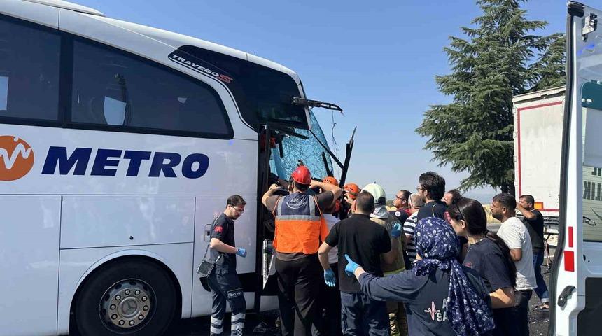Uşak&rsquo;ta yolcu otob&uuml;s&uuml;n&uuml;n kamyona arkadan &ccedil;arptığı kazada ağır yaralanan muavin hayatını kaybetti