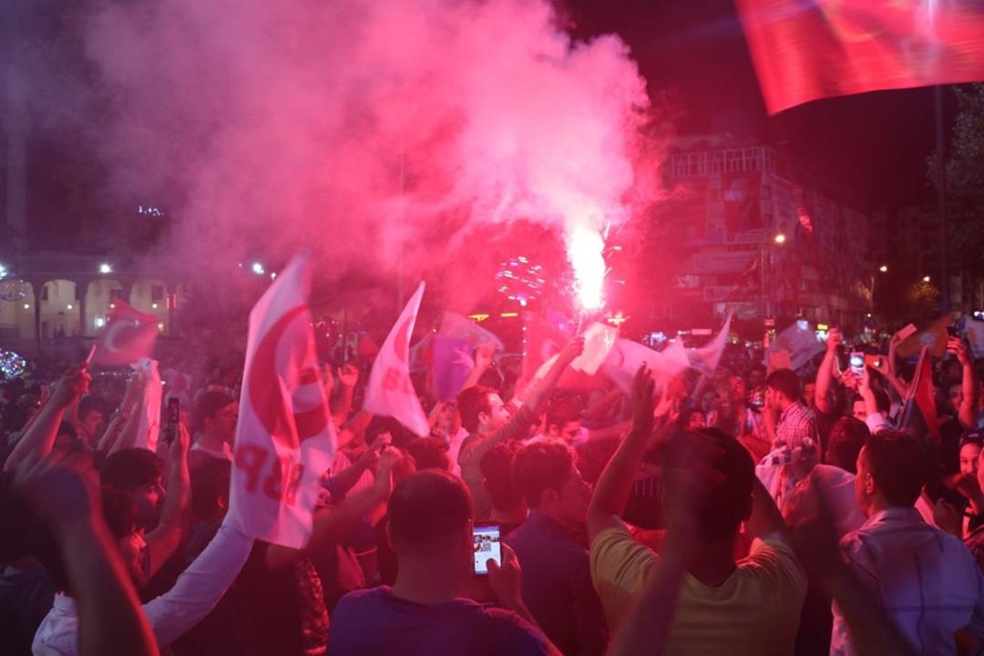 T&uuml;rkiye genelinde se&ccedil;im kutlamaları 