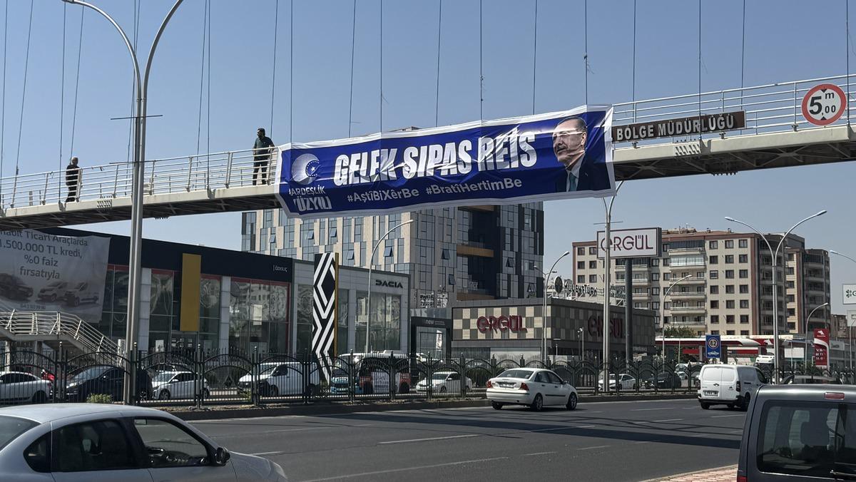 Diyarbakır da Cumhurbaşkanı Erdoğan a teşekk&uuml;r pankartları 2