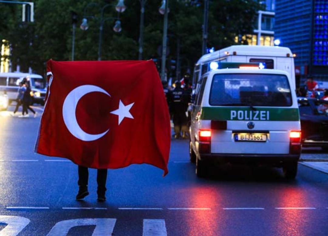 Yurt dışındaki T&uuml;rkler sokaklara d&ouml;k&uuml;ld&uuml; 