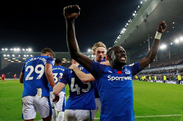   Geçen sezon İngiliz temsilcisi Everton formasıyla Premier Lig'de 22 maça çıkan Niasse bu karşılaşmalarda 8 gol atarken 2 gol kaydetti. Senegalli futbolcu, 4 kez de ülkesinin milli takımında forma giydi.  