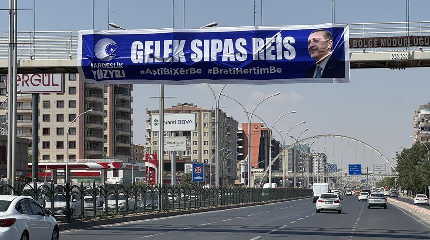 Diyarbakır'da Cumhurbaşkanı Erdoğan'a teşekk&uuml;r pankartları