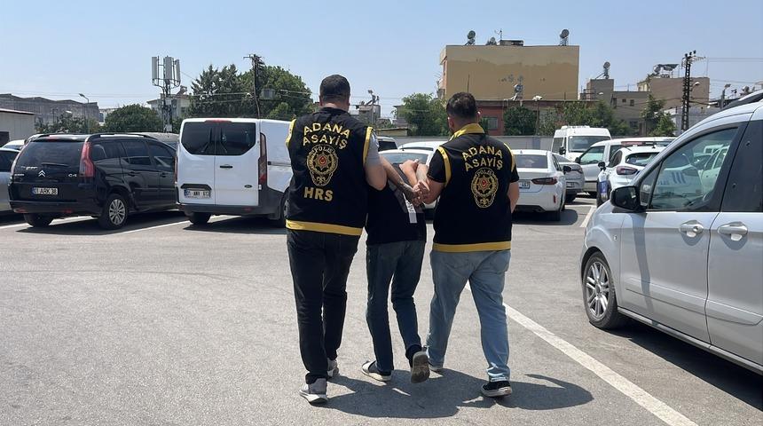 Adana'da evden altın ve para &ccedil;aldıkları iddia edilen 2 zanlı tutuklandı