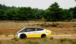 D&uuml;nyanın ilk g&uuml;neş enerjili ambulansı sahaya &ccedil;ıkıyor: Bir g&uuml;nde 715 km menzil