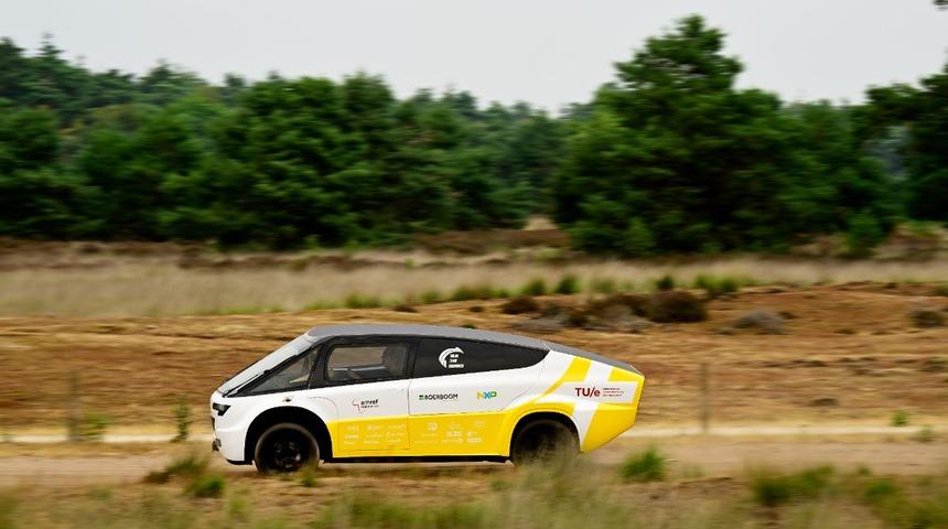 D&uuml;nyanın ilk g&uuml;neş enerjili ambulansı sahaya &ccedil;ıkıyor: Bir g&uuml;nde 715 km menzil