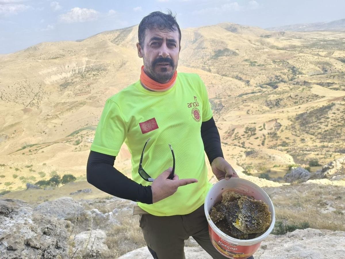 Dağların yamaçlarında kayaların arasından bal çıkartıyor! Kilosu mini servet 1