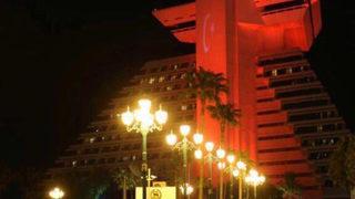 Katar'daki otel Türk bayrağıyla aydınlatıldı