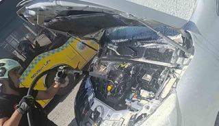 Siirt&rsquo;te seyir halindeki hafif ticari aracın motoru alev aldı