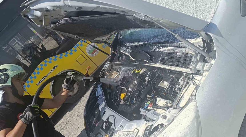 Siirt&rsquo;te seyir halindeki hafif ticari aracın motoru alev aldı