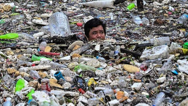 Megakentte şoke eden manzara! İnsanlar çöplerin içinde yüzüyor