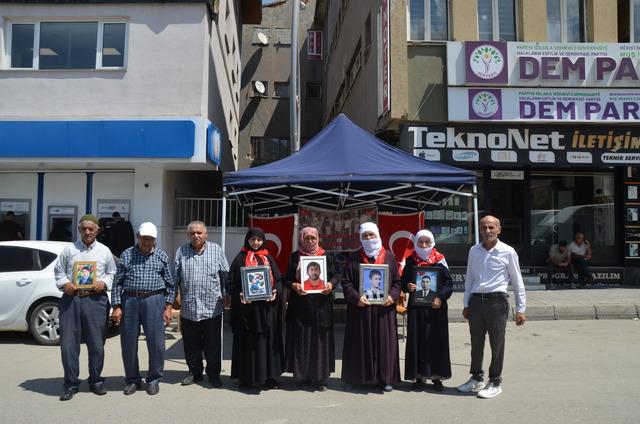 Muş ta evlatlarına kavuşmak isteyen aileler DEM Parti önündeki eylemlerini sürdürdü 3