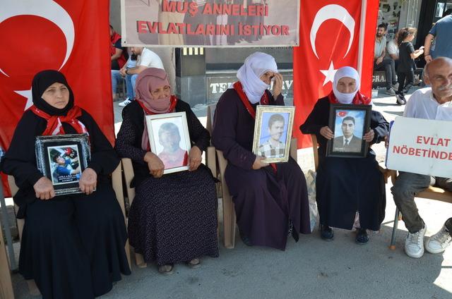 Muş ta evlatlarına kavuşmak isteyen aileler DEM Parti önündeki eylemlerini sürdürdü 2