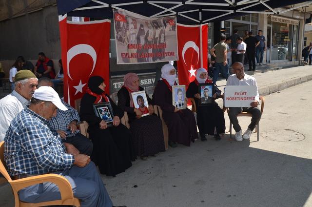 Muş ta evlatlarına kavuşmak isteyen aileler DEM Parti önündeki eylemlerini sürdürdü 1