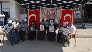 Muş'ta evlatlarına kavuşmak isteyen aileler DEM Parti önündeki eylemlerini sürdürdü