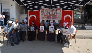 Muş'ta evlatlarına kavuşmak isteyen aileler DEM Parti &ouml;n&uuml;ndeki eylemlerini s&uuml;rd&uuml;rd&uuml;